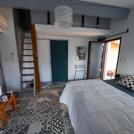 Le Lodge Des Chenes Brousses-et-Villaret Εξωτερικό φωτογραφία