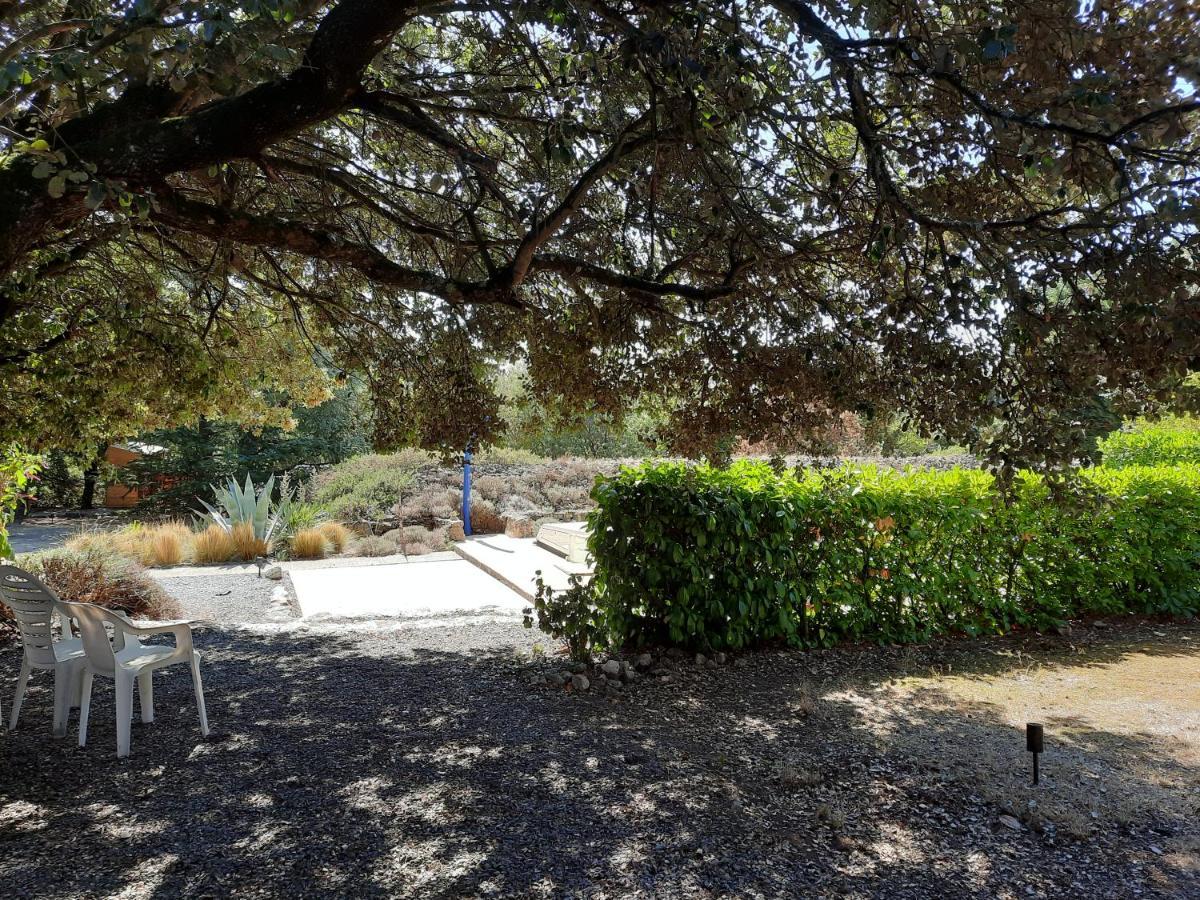 Le Lodge Des Chenes Brousses-et-Villaret Εξωτερικό φωτογραφία