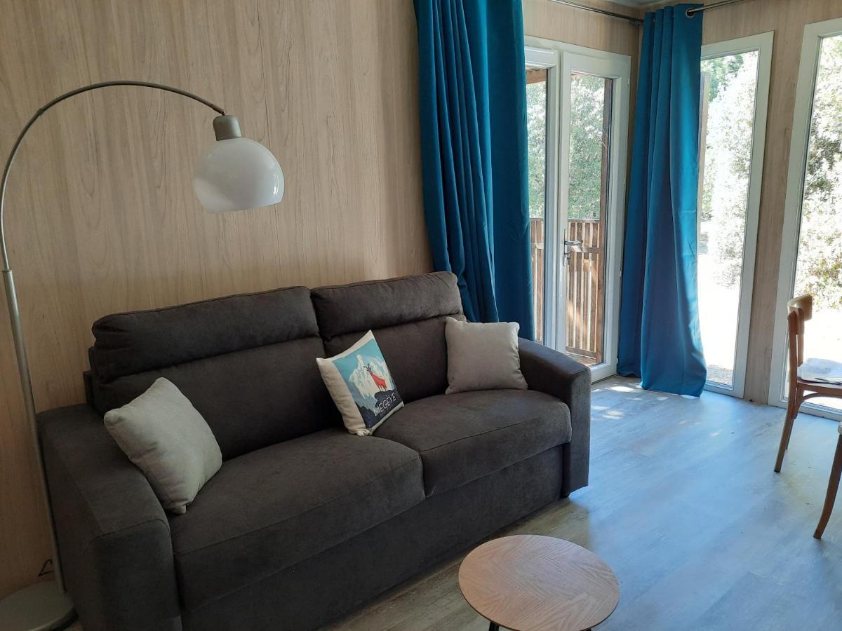 Le Lodge Des Chenes Brousses-et-Villaret Εξωτερικό φωτογραφία
