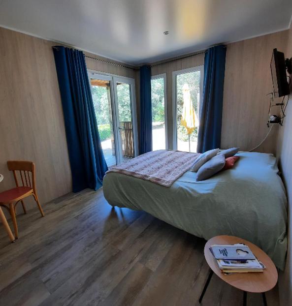 Le Lodge Des Chenes Brousses-et-Villaret Εξωτερικό φωτογραφία